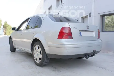 Фаркоп Aragon для Volkswagen Bora 1998-2005 E0402AA в 