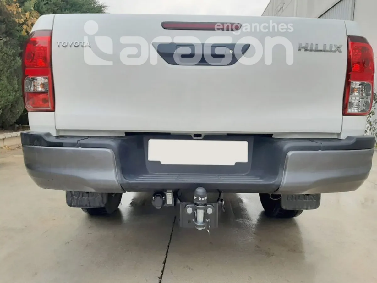 Фаркоп Aragon для Toyota Hilux 2016- E6402HG в 