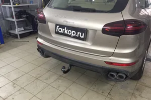 Установили фаркоп Aragon для Porsche Cayenne 2016 г.
