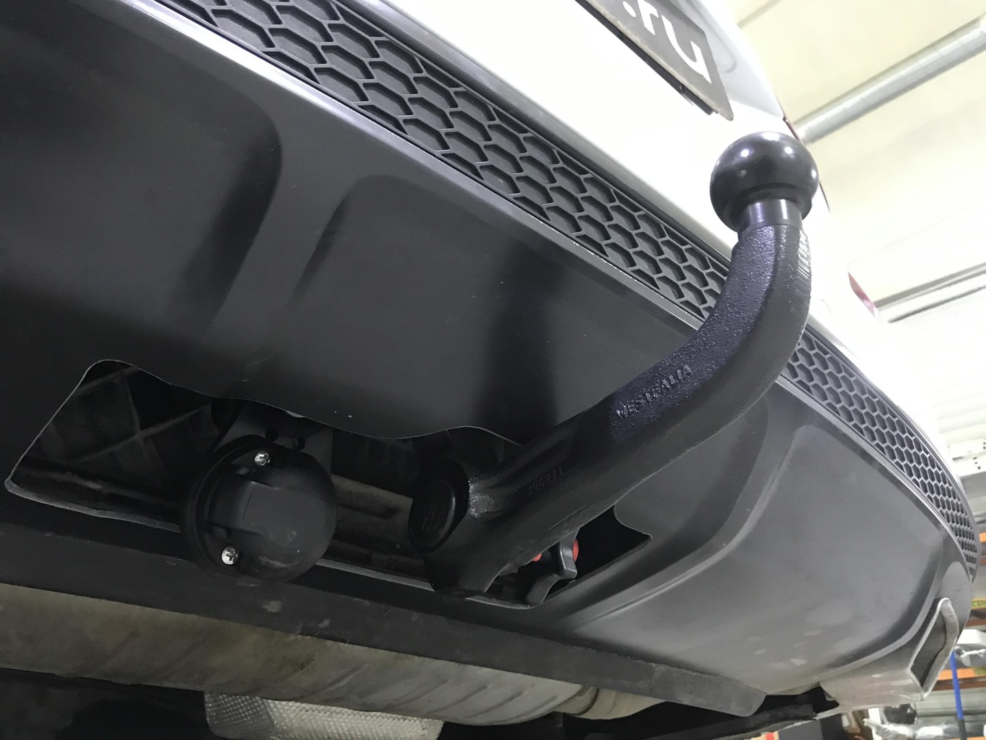 Установили фаркоп Westfalia для Audi Q7 2015 г.