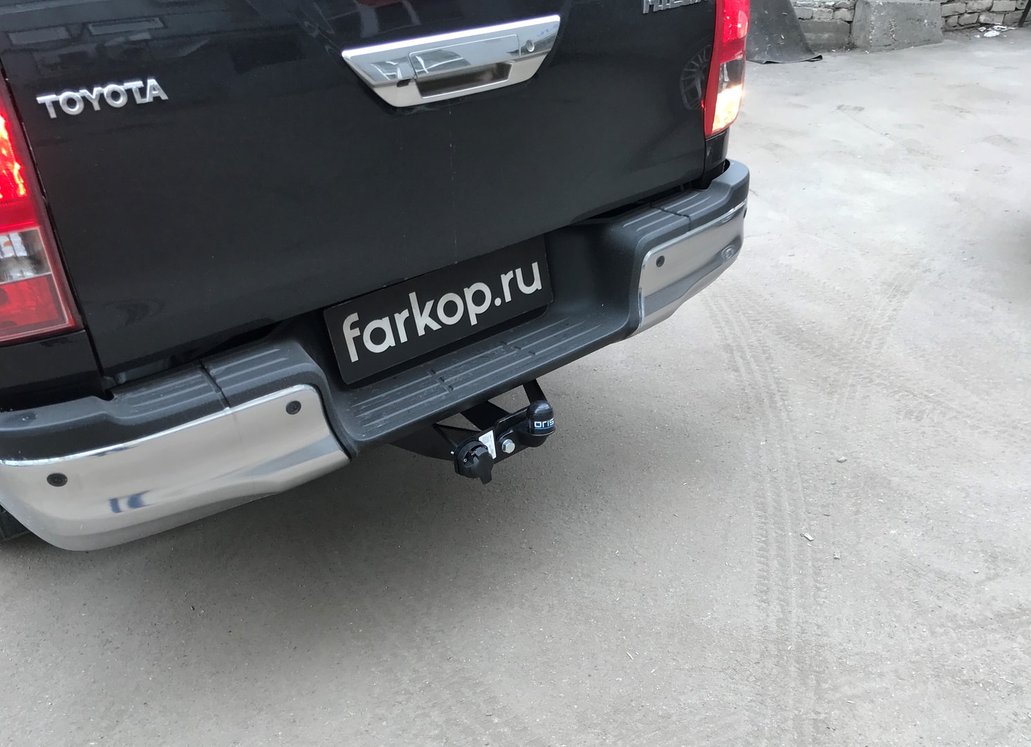 Установили фаркоп Oris для Toyota Hilux 2021 г.