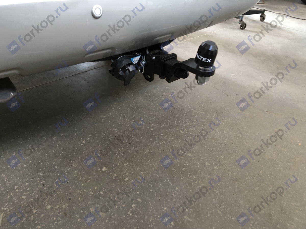 Установили фаркоп TowRus для Toyota Land Cruiser J200 2013 г.в. Установили фаркоп TowRus для Toyota Land Cruiser J200 2013 г.в.