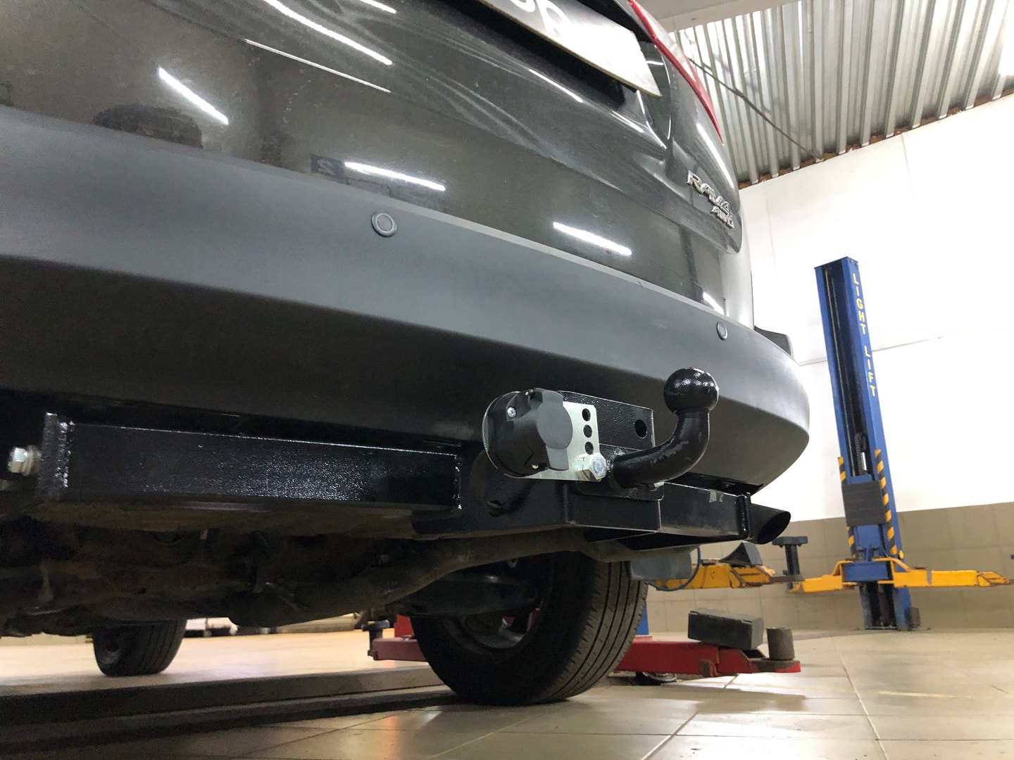 Установили фаркоп Лидер Плюс для Toyota RAV4 2012-2019 г.в.