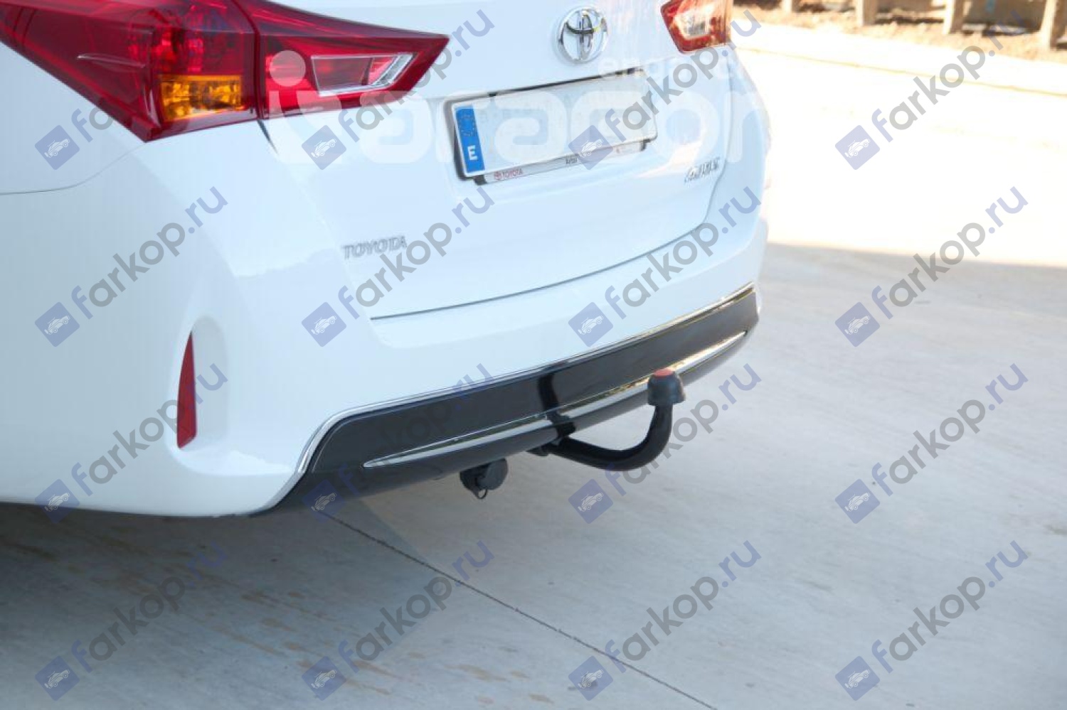 Фаркоп Aragon для Toyota Auris (Touring Sports Hybrid) 2013- E6426AV в 